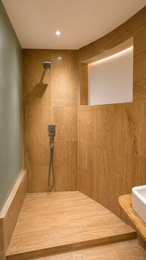Shower, slippers, towels, soap - Citadel Inn Udaipur (Udaipur)