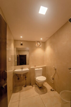 Kamar Double Standar, pemandangan kota | Kamar mandi