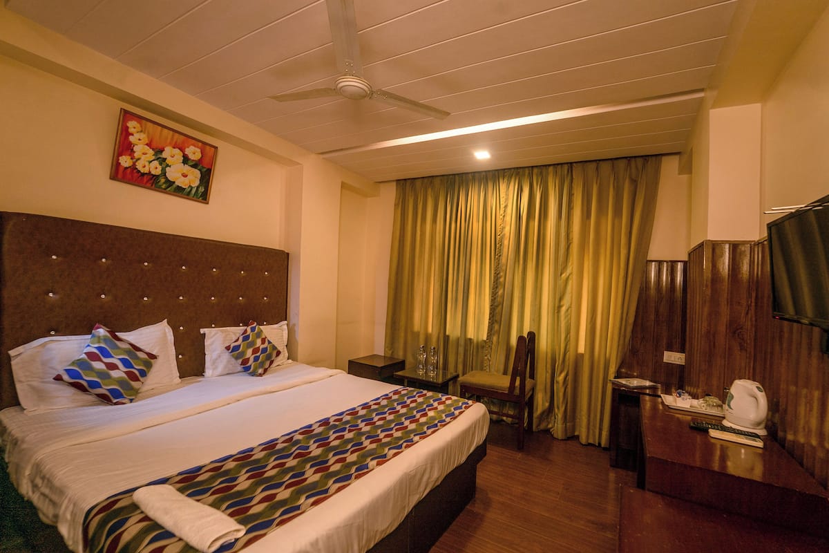 Kamar Double Standar, pemandangan kota