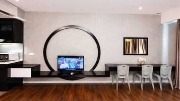 Estúdio conforto, sacada, vista parcial para o oceano | Parte interna