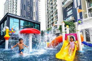 2 udendørs pools, åben fra kl. 07.00 til kl. 19.00, liggestole