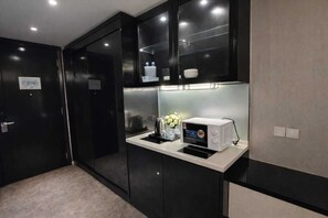 Edredón, cortinas blackout y tabla de planchar con plancha 