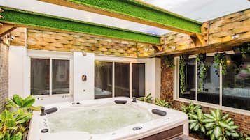 Bañera de hidromasaje interior