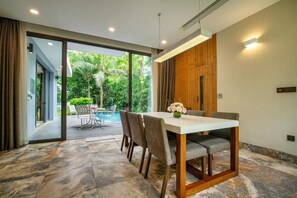 Estudio clásico, vista a la ciudad | Restaurantes