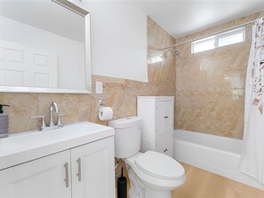 Bathroom - Modern house 7 miles from Disneyland in Orange County-Santa Ana (Santa Ana)