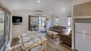 Cabaña superior, 2 habitaciones, balcón, vista al río | Área de sala de estar