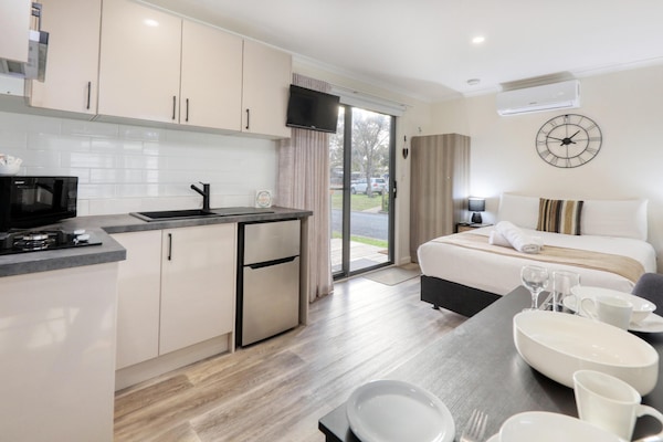 Studio - Sleeps 2 | Soundproofing, iron/ironing board, bed sheets