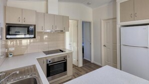 Superior Cabin, Balcony, River View | Private kitchen - Deniliquin Riverside Caravan Park (Deniliquin)