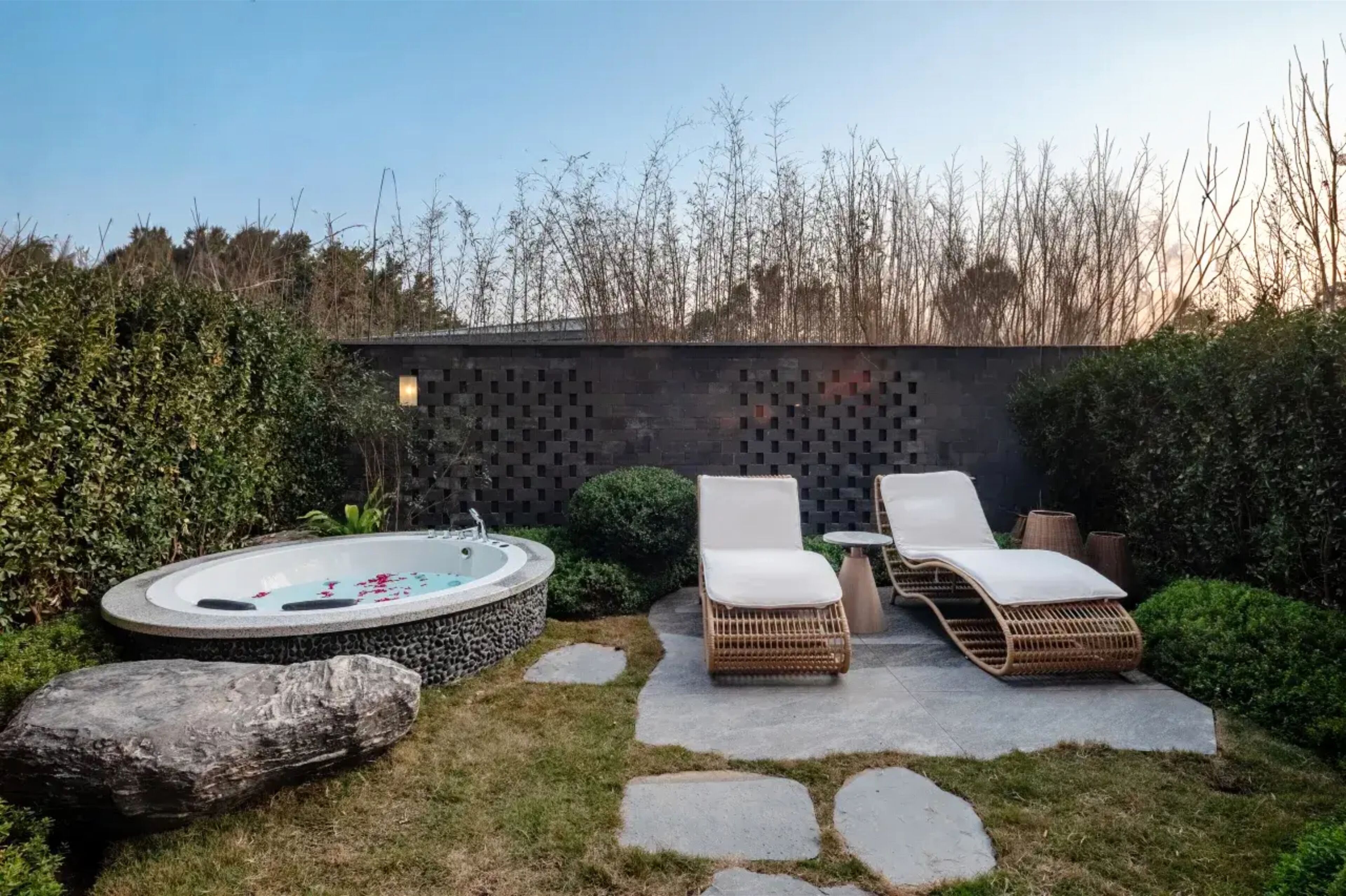 Outdoor spa tub