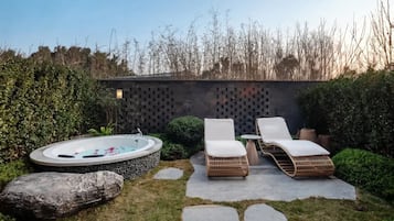 Outdoor spa tub