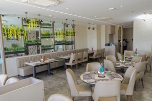 Dining - King's Kraft Shubh Hotel (Dwarka)