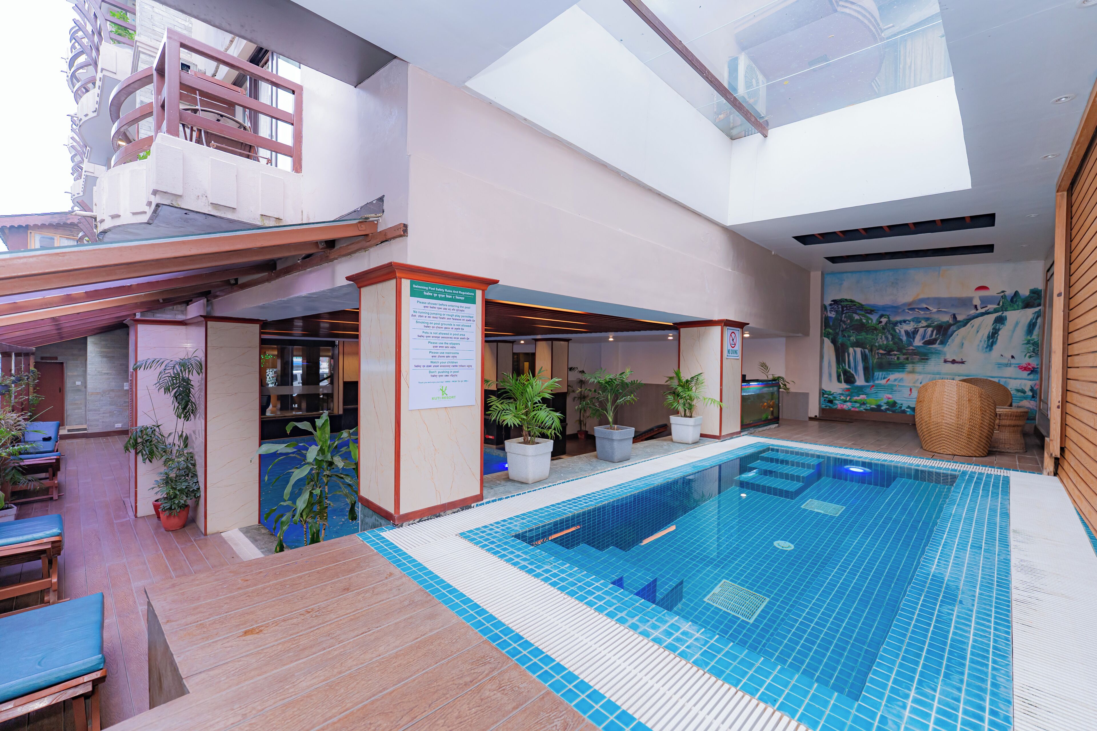 Una piscina interior con vistas a un paisaje montañoso a través de un tragaluz.