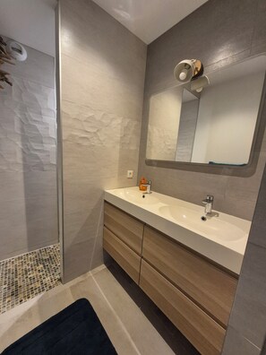 Bathroom - Vrbo Property (L'Île-Rousse)