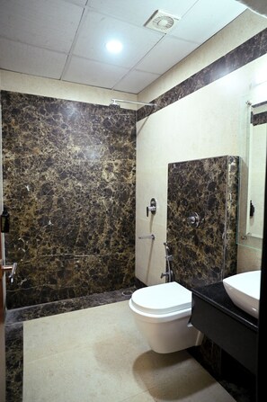 Douche, articles de toilette gratuits, serviettes fournies, savon