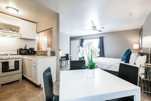 Interior - Studio @ Montrose 04! Downtown, Medical Center, Stadium (Houston)