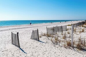 Beach - 2-bedroom cute condo in lovely Gulf Shores AL directly on the beach! (Gulf Shores)