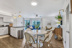 Dining - 2-bedroom cute condo in lovely Gulf Shores AL directly on the beach! (Gulf Shores)