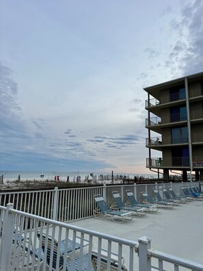 Property grounds - 2-bedroom cute condo in lovely Gulf Shores AL directly on the beach! (Gulf Shores)