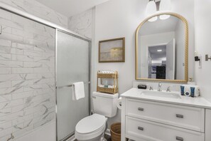 Bathroom - 2-bedroom cute condo in lovely Gulf Shores AL directly on the beach! (Gulf Shores)