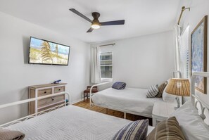 Room - 2-bedroom cute condo in lovely Gulf Shores AL directly on the beach! (Gulf Shores)