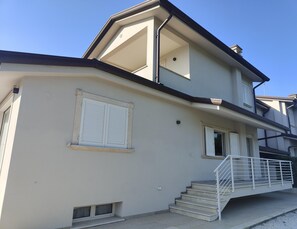 A two-story building with a staircase leading to the upper floor. - Holiday Home Casa Simone in Lido (Camaiore)