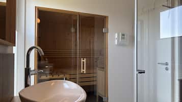 Comfort Apartment, 3 Bedrooms | Bathroom | Bathtub
