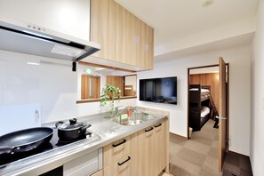 Private kitchen - Within walking distance from Shinsaibashi and Hommachi stations for easy access to tourist attractions! Numerous restaurants nearby! The town is quiet and pleasant at night. (Kitakyuhouji-cho, Osaka City)