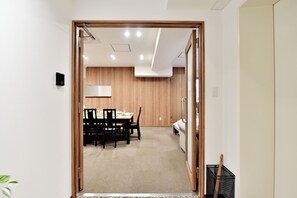 Dining - Within walking distance from Shinsaibashi and Hommachi stations for easy access to tourist attractions! Numerous restaurants nearby! The town is quiet and pleasant at night. (Kitakyuhouji-cho, Osaka City)