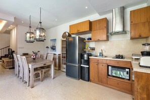 Deluxe Villa, 2 Bedrooms, Private Pool | Private kitchen - Tolgay Living Seminyak (Seminyak)