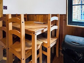 Dining - The Manchester - UKC9308 (How Stean Gorge)