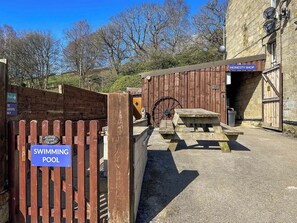 Outdoor dining - Twitchill Farm Cottage - UKC9265 (Hope)