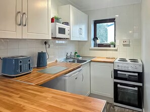 Private kitchen - Chalet 12 - Coastlands Holiday Park (Manorbier)