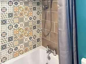 Towels - Chalet 12 - Coastlands Holiday Park (Manorbier)