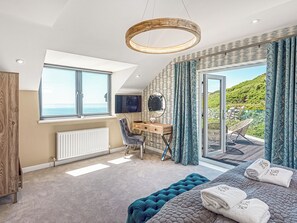 4 bedrooms, free WiFi - 4 bedroom accommodation in Trearddur, near Holyhead (Trearddur, near Holyhead)