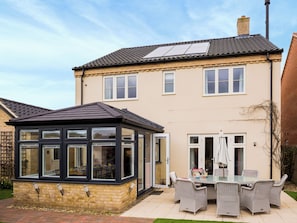 Outdoor dining - 4 bedroom accommodation in Holt (Holt)