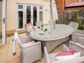 Outdoor dining - 4 bedroom accommodation in Holt (Holt)