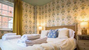 4 bedrooms, free WiFi, bed sheets - 4 bedroom accommodation in Holt (Holt)