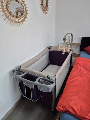 3 habitaciones, tabla de planchar con plancha, wifi y ropa de cama 