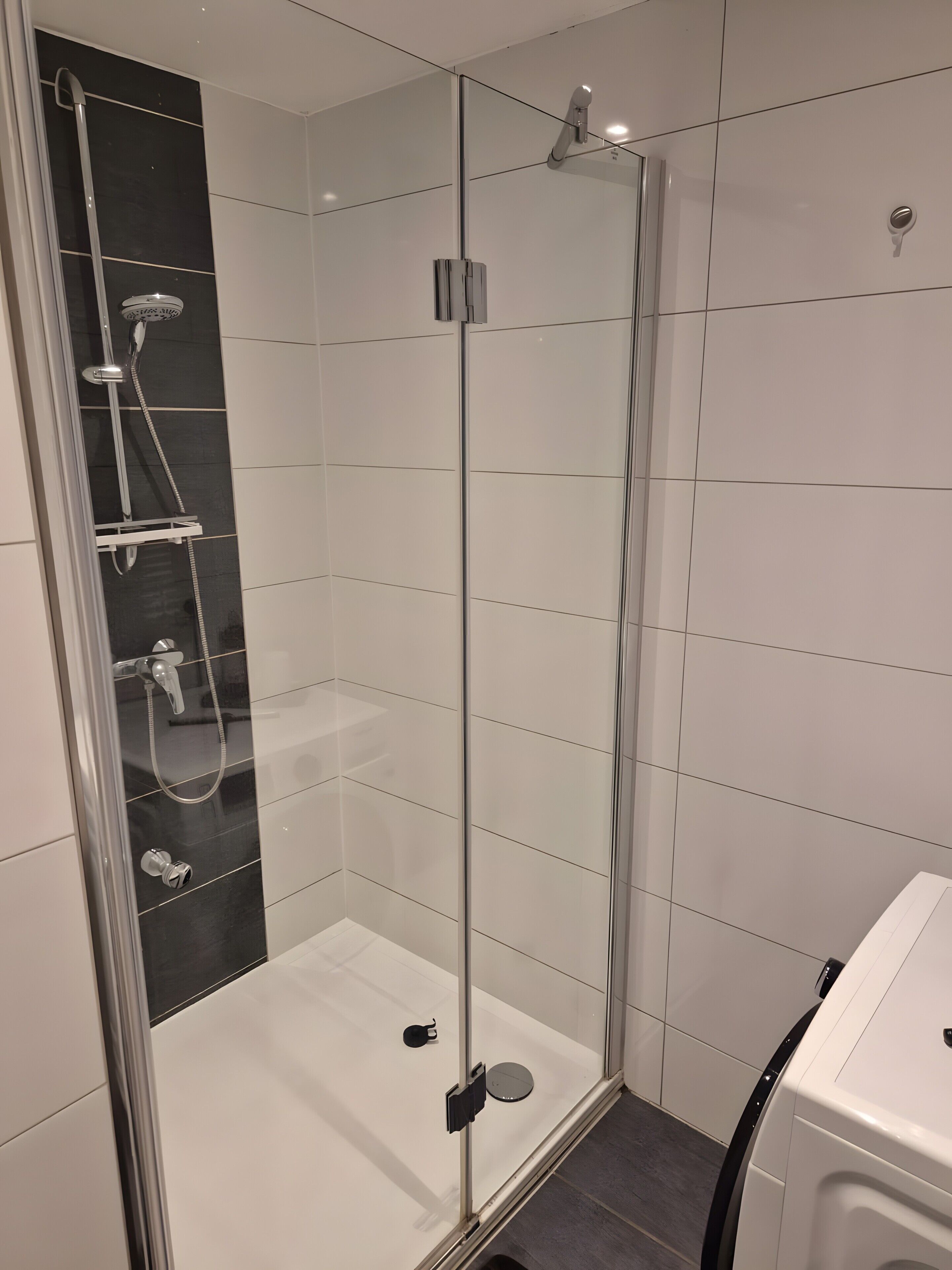 Douche, sèche-cheveux, serviettes fournies