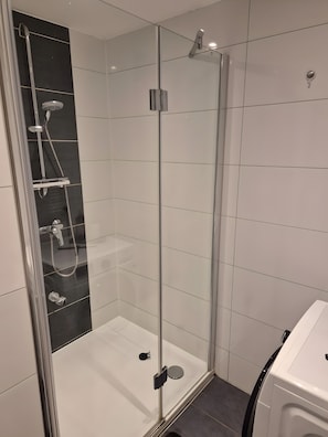 Dusche, Haartrockner, Handtücher