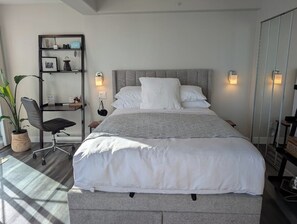 Room - Beautiful boutique Beach Retreat-upscale and newly renovated sweet suite escape (Vancouver)