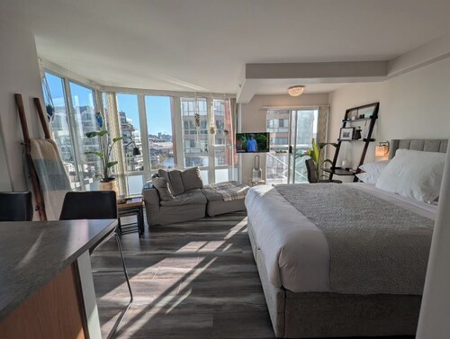 Beautiful boutique Beach Retreat-upscale and newly renovated sweet suite escape