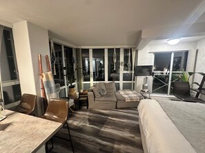 1 Schlafzimmer, Schreibtisch, Bügeleisen/Bügelbrett, Reisekinderbett