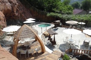 สระว่ายน้ำกลางแจ้ง