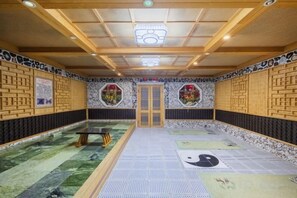 A traditional Japanese-style room with tatami flooring, a tatami mat in the center, and a wooden ceiling with a lantern. - Longyuan Holiday Hot Spring Hotel (Anshan)