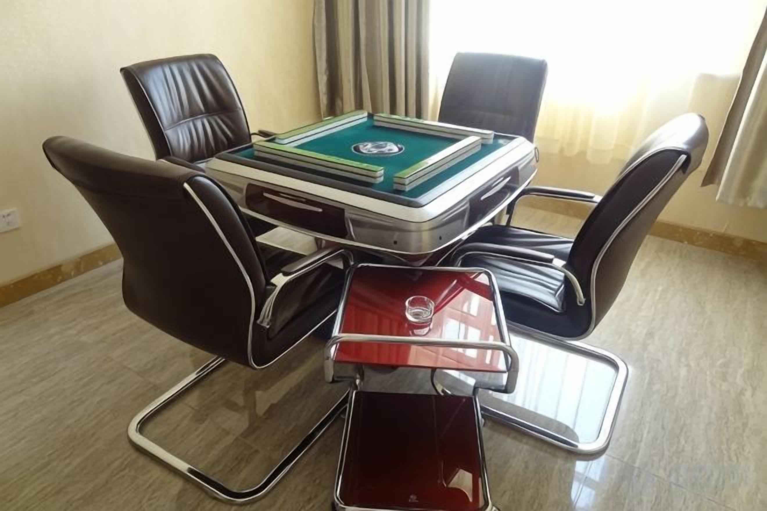 Una sala de conferencias con una mesa, sillas y un juego de cartas.