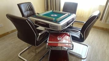 Una sala de conferencias con una mesa, sillas y un juego de cartas.