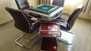 Un salón de conferencias con una mesa, sillas y un juego de cartas.