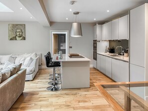 Interior - 4 bedroom accommodation in Ringwood (Ringwood)