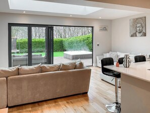 TV - 4 bedroom accommodation in Ringwood (Ringwood)